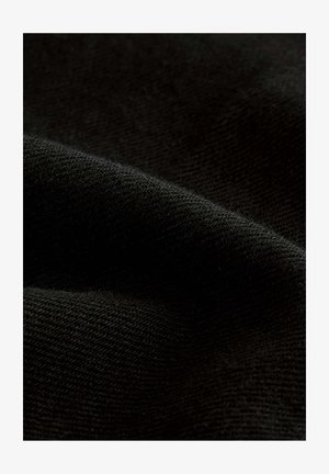 Schwarzer Stoff mit einer weichen, strukturierten Oberfläche, die ein dezent gewebtes Muster und einen leichten Glanz aufweist. Das Material wirkt warm und bequem.