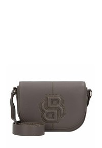 Pequeño bolso cruzado de cuero gris con solapa redondeada, logo entrelazado "B" en relieve y correa ajustable enrollada al frente.