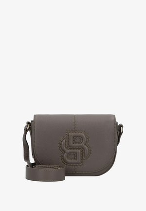 Pequeño bolso cruzado de cuero gris con solapa redondeada, logo entrelazado "B" en relieve y correa ajustable enrollada al frente.