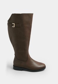 Stivali alti in pelle marrone con punta rotonda, suola piatta e accentuazione con fibbia dorata regolabile sul lato. Texture liscia.