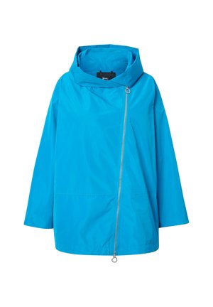 Lehká, jasně modrá nepromokavá bunda s vysokým límcem, diagonálním zapínáním na zip a dlouhými rukávy. Hladká textura bez viditelných vzorů.