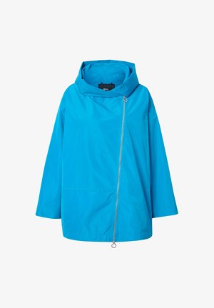 Leichte, hellblaue Regenjacke mit hohem Kragen, diagonaler Reißverschluss und langen Ärmeln. Glatte Textur ohne sichtbare Muster.