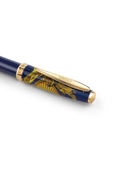 Stylo bleu et or avec un motif baroque orné, clip doré gravé "Versace" et accents dorés sur le capuchon et l'extrémité.