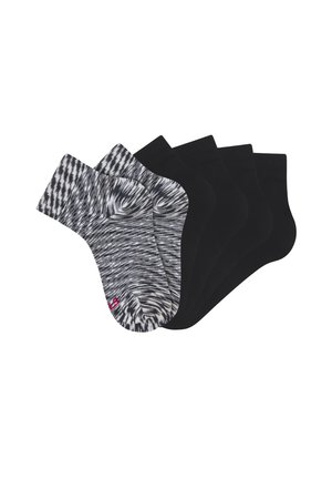 Drei Paare schwarze Knöchelsocken und zwei Paare schwarz-weiß gemusterte Knöchelsocken in einem fächerförmigen Stapel angeordnet.