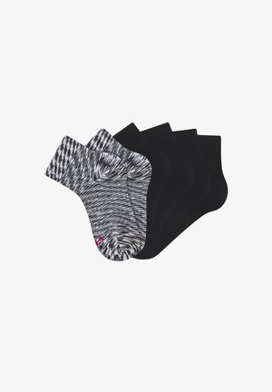 Drei Paare schwarze Knöchelsocken und zwei Paare schwarz-weiß gemusterte Knöchelsocken in einem fächerförmigen Stapel angeordnet.
