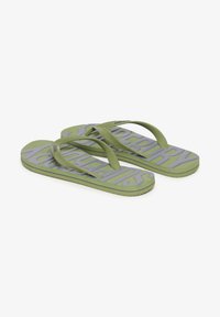 Grønne flip-flops med grå tekst, der siger "SUPERDRY", med teksturerede stropper og flad såldesign.