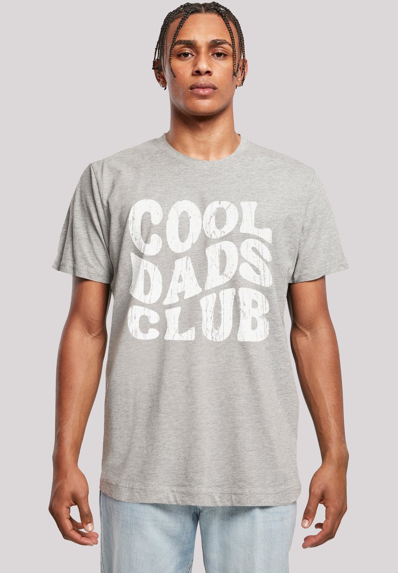 Grijze katoenen t-shirt met de tekst "COOL DADS CLUB" in grote, versleten witte letters, ronde hals en korte mouwen.