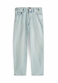 Jeans de mezclilla azul claro con un corte relajado, cinco bolsillos y cierre de botones. Textura desgastada y diseño de pierna recta.
