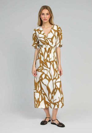 Robe maxi avec un décolleté en V, manches courtes, présentant un motif abstrait de feuilles marron et blanches. Fabriquée en tissu léger, cintrée à la taille.