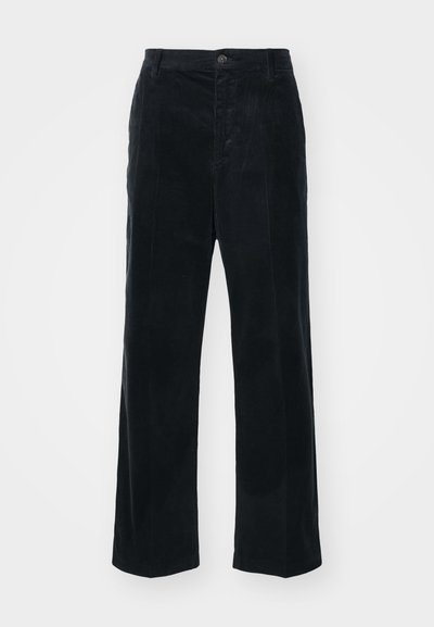 Pantalones de pana negros con diseño de pierna recta, que presentan rayas verticales, cierre de botón en la parte delantera y pasadores para el cinturón.