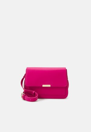 Fuksjowa skórzana torba na ramię z płaskim przednim klapą, akcentami w kolorze złota oraz regulowanym paskiem. Kompaktowy prostokątny kształt.