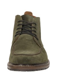 Olijfgroene suède enkellaarzen met bruine leren accenten, vetersluiting aan de voorkant en een ronde neus. Geweven oppervlak en duurzame rubberen zool.