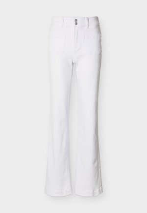 Άσπρο παντελόνι με ψηλή μέση και φαρδιές, ίσιες παντελόνες, δύο μπροστινές τσέπες τύπου patch, θηλιές για ζώνη και διπλό κουμπί στο κλείσιμο.