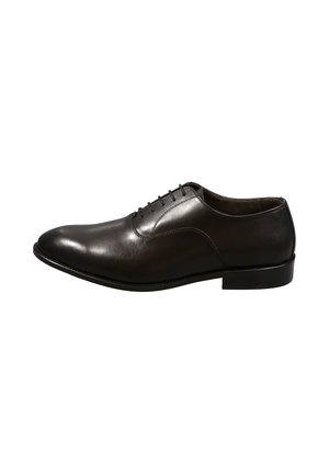 Schwarzer Herrenlederschuh mit geschlossener Schnürung, niedrigem Absatz und glattem Finish, von der Seite auf weißem Hintergrund gezeigt.