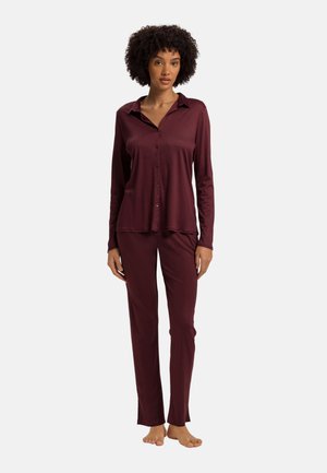 Bordeaux loungewear set met een knoopsluiting lange mouwen shirt met kraag en bijpassende broek; zacht, lichtgewicht stof.