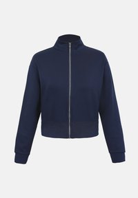 Τζάκετ σε σκούρο μπλε χρώμα με φερμουάρ, ψηλό γιακά, μακριά μανίκια και ριμπ τελείωμα στη μέση και τα μανίκια, σε απλό φόντο.