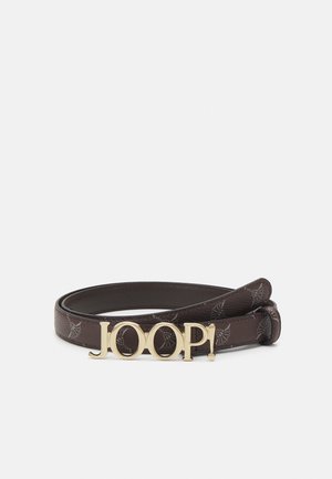 Ceinture en cuir marron foncé avec des motifs floraux subtils et une boucle dorée portant l'inscription JOOP! posée sur un fond blanc.