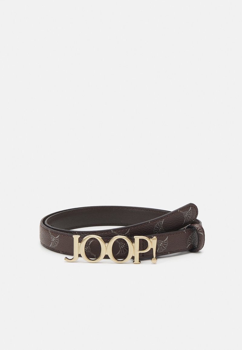 Ceinture en cuir marron foncé avec des motifs floraux subtils et une boucle dorée portant l'inscription JOOP! posée sur un fond blanc.