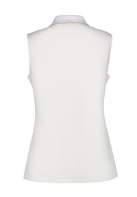 Chemise polo blanche sans manches avec col montant et délicites surpiqûres dorées au niveau du cou. Texturé lisse et coupe ajustée.