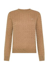 Maglione a maniche lunghe color marrone cammello in punto treccia, con colletto a giro e piccolo logo ricamato in bianco sul lato sinistro del petto.