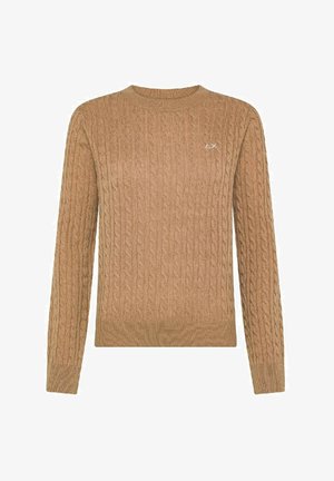 Maglione a maniche lunghe color marrone cammello in punto treccia, con colletto a giro e piccolo logo ricamato in bianco sul lato sinistro del petto.