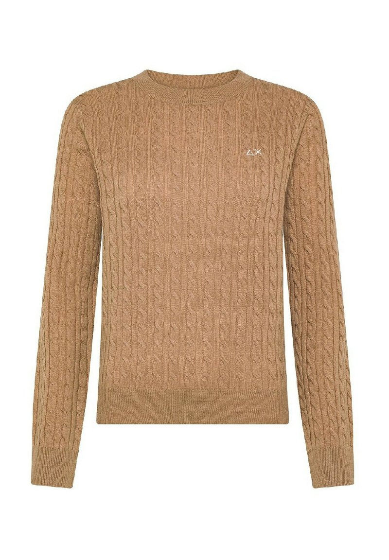 Maglione a maniche lunghe color marrone cammello in punto treccia, con colletto a giro e piccolo logo ricamato in bianco sul lato sinistro del petto.