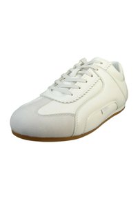 Baskets blanches avec une tige en cuir lisse et des accents en daim. Elles disposent d'un laçage classique, d'un bout arrondi et d'une semelle en caoutchouc pour une meilleure adhérence.
