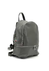 Sac à dos en cuir gris avec une surface texturée, deux compartiments zippés, des bretelles réglables et un petit détail représentant le drapeau italien.