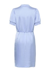 Robe en satin bleu clair avec manches courtes bouffantes, poignets smockés et taille ajustée, vue de dos.