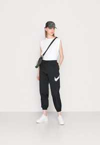 Nike Sportswear PANT - Tracksuit bottoms - black