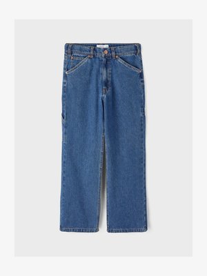 Niebieskie dżinsy o prostym kroju, pięć kieszeni oraz zapięcie na guzik. Posiadają lekko wyblakły materiał z subtelnymi detalami przeszycia.