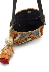Borsa in paglia intrecciata con un motivo multicolore in arancione, viola e beige; caratterizzata da un grande ponpon decorativo e una chiusura a scatto magnetico.