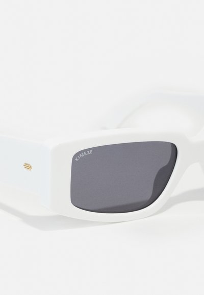 Weiße Sonnenbrille mit rechteckigem Rahmen, dunkelgrauen Gläsern und goldenen Akzenten an den Bügeln. Glatte Textur und minimalistisches Design.