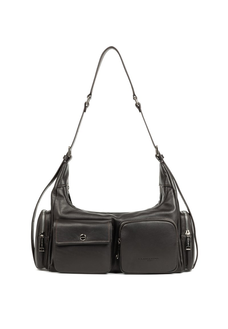 Zwarte leren schoudertas met twee voorzakken, gladde textuur, verstelbare riem en zilverkleurige hardware-accenten. Compact en minimalistisch design.