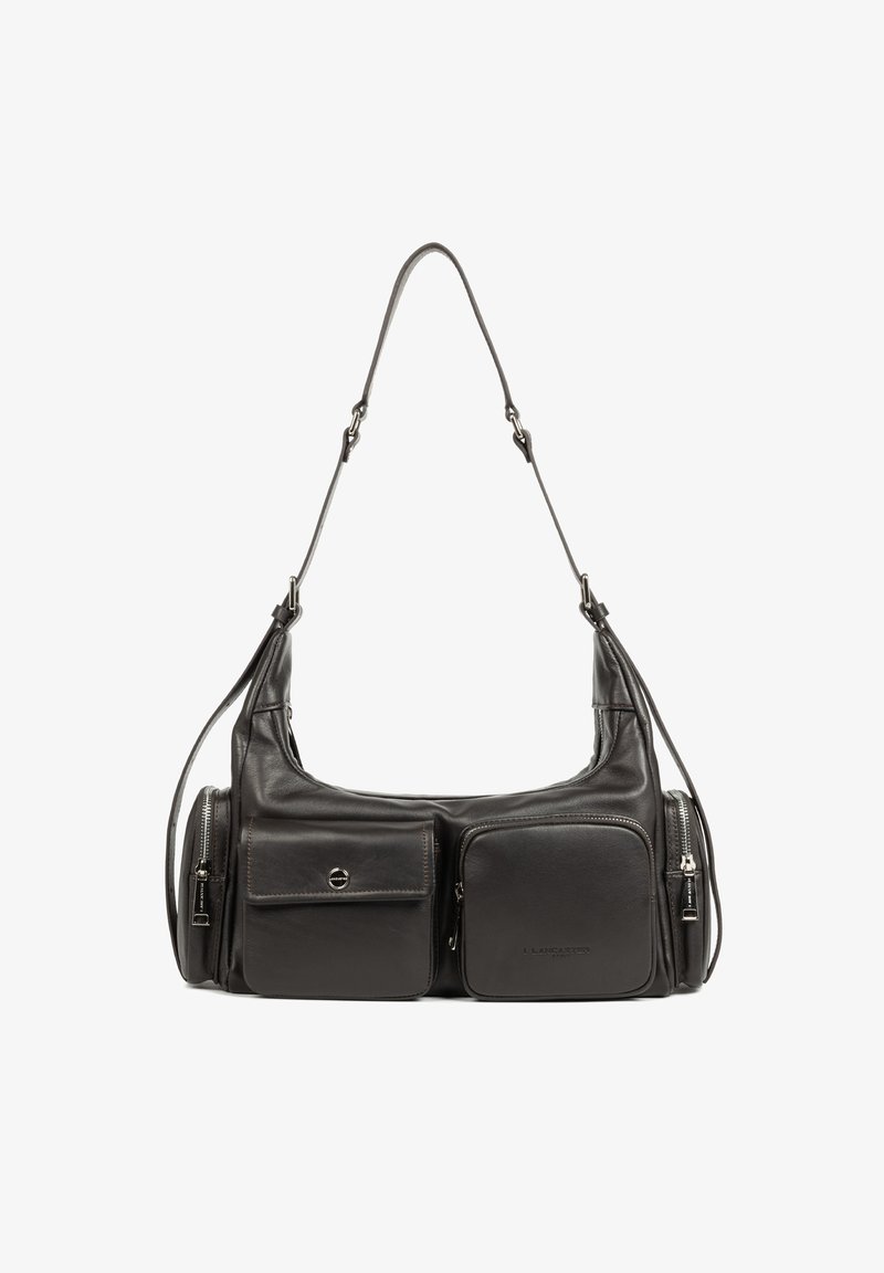 Zwarte leren schoudertas met twee voorzakken, gladde textuur, verstelbare riem en zilverkleurige hardware-accenten. Compact en minimalistisch design.