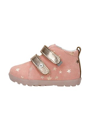 Zapato rosa para bebé con dibujos de estrellas doradas, dos tiras metálicas doradas de velcro y suela de goma con una lengüeta en el talón.