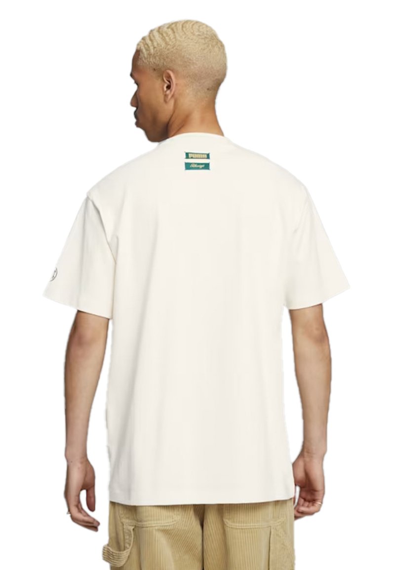 Witte t-shirt met korte mouwen, een ronde hals en een klein groen label op de achterkant. De stof lijkt zacht en lichtgewicht te zijn.