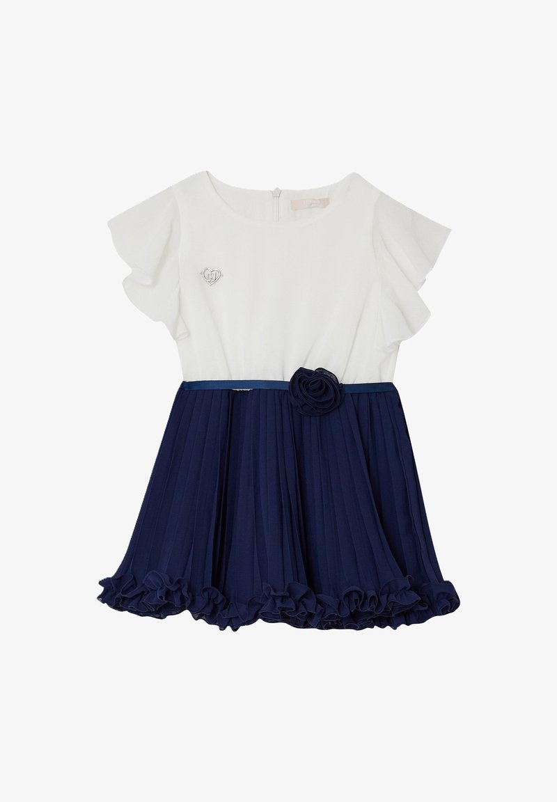Abito blu navy e bianco con gonna plissettata, maniche a sbuffo e un accento floreale in vita, con un dettaglio del logo argentato sul petto.