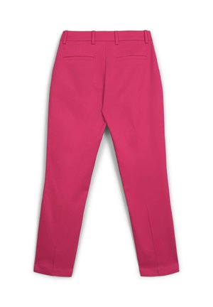 Pantalon rose à texture lisse, jambes droites, passants pour ceinture et deux poches arrière. Le design est minimaliste et ajusté.