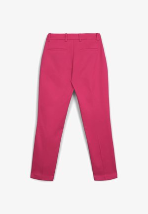 Pantalon rose à texture lisse, jambes droites, passants pour ceinture et deux poches arrière. Le design est minimaliste et ajusté.