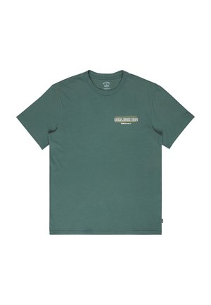 Grøn kortærmet t-shirt med rund halsudskæring og lille "Burleigh BBQ Billabong" logo på venstre bryst.