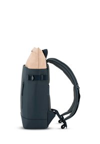 Zaino con un esterno impermeabile blu scuro, parte superiore beige morbido, cinghie laterali regolabili e una tasca laterale con zip per lo stoccaggio.