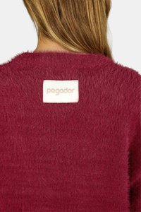 Suéter fuzzy bordeaux com um acabamento texturizado, apresentando um rótulo retangular branco com a palavra "pagador" em costura bege clara.