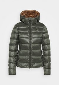 Zelená péřová bunda s lesklým povrchem, horizontálním prošíváním a hnědou podšívkou kapuce. Disponuje zipem a bočními kapsami.