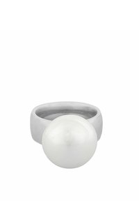 Kraftig silverring med en stor, rund, glänsande vit pärla som är insatt i ett slätt, brett band med minimalistisk design.