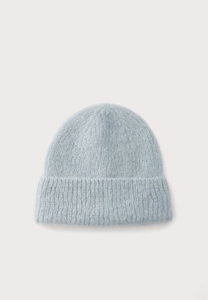 Bonnet en laine tricotée bleu clair avec bord côtelé replié, présenté sur un fond blanc uni.