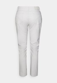 Pantalons en coton gris clair avec une coupe droite, comprenant deux poches arrière et des coutures visibles. La taille comprend une étiquette en tissu.
