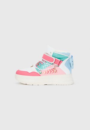 Sneaker bianca alta con dettagli rosa, turchese e blu, perle decorative, un ciondolo a forma di stella marina e un fiocco blu sul tallone.