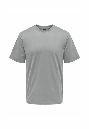 Grå bomulls t-shirt med kort ärm, rund halsringning och slät yta. Har en liten etikett på nederkanten för varumärke.