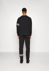 adidas Originals NEUCLASSICS LS - Pikkade varrukatega topp - black/white